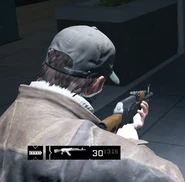 Aiden mirando uma AK-47
