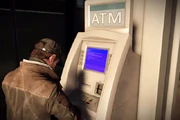 Aiden réussisant à pirater une machine ATM
