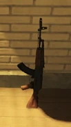 Uma AK-47 encostada na parede.