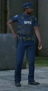 Policial de colete.