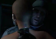 Aiden désactivant le dispositif de suivi dans le cou de Poppy.