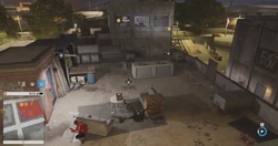 Marcus usando o seu Drone para distrair um inimigo no modo Coop. de Watch Dogs 2.