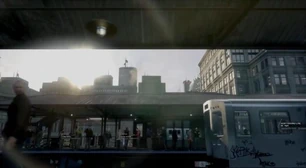 Een trein komt aan in n van de stations.