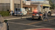 Um policial da SF está realizando um tiroteio com um criminoso.