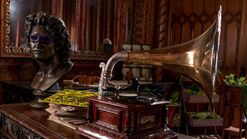 S01 E03 megaphone.jpg (199 KB)