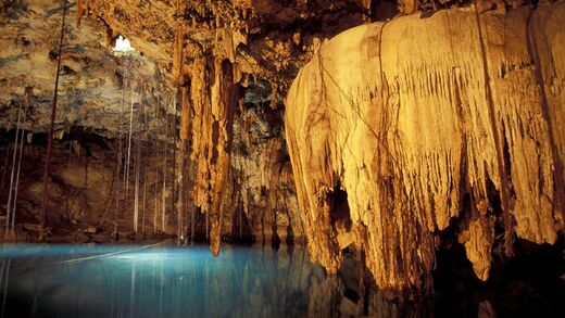 6985197-luray-caverns-dream-lake