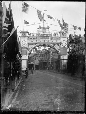 Chinese citizens' decorative triumphal arch on Manners Street, Wellington 1901