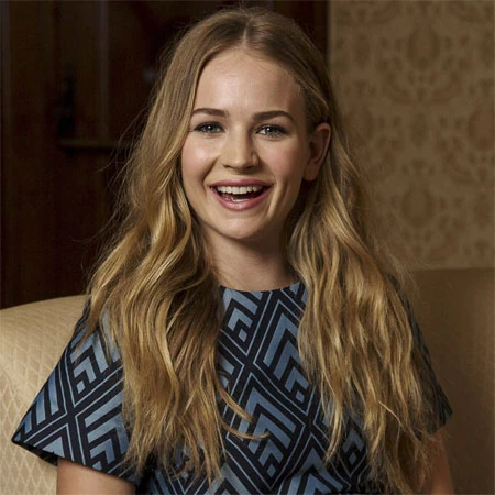 Britt Robertson And Gregg Sulkin