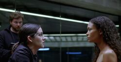 Элси использует специальные очки с линзами усиления для диагноза Мэйв Миллей