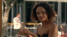 Charlotte meets Sizemore at the pool