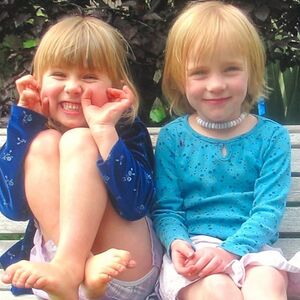 Zoe Donahoe Billie Eilish Wiki Fandom Billie eilish is a rapidly rising star in the american music industry. zoe donahoe billie eilish wiki fandom