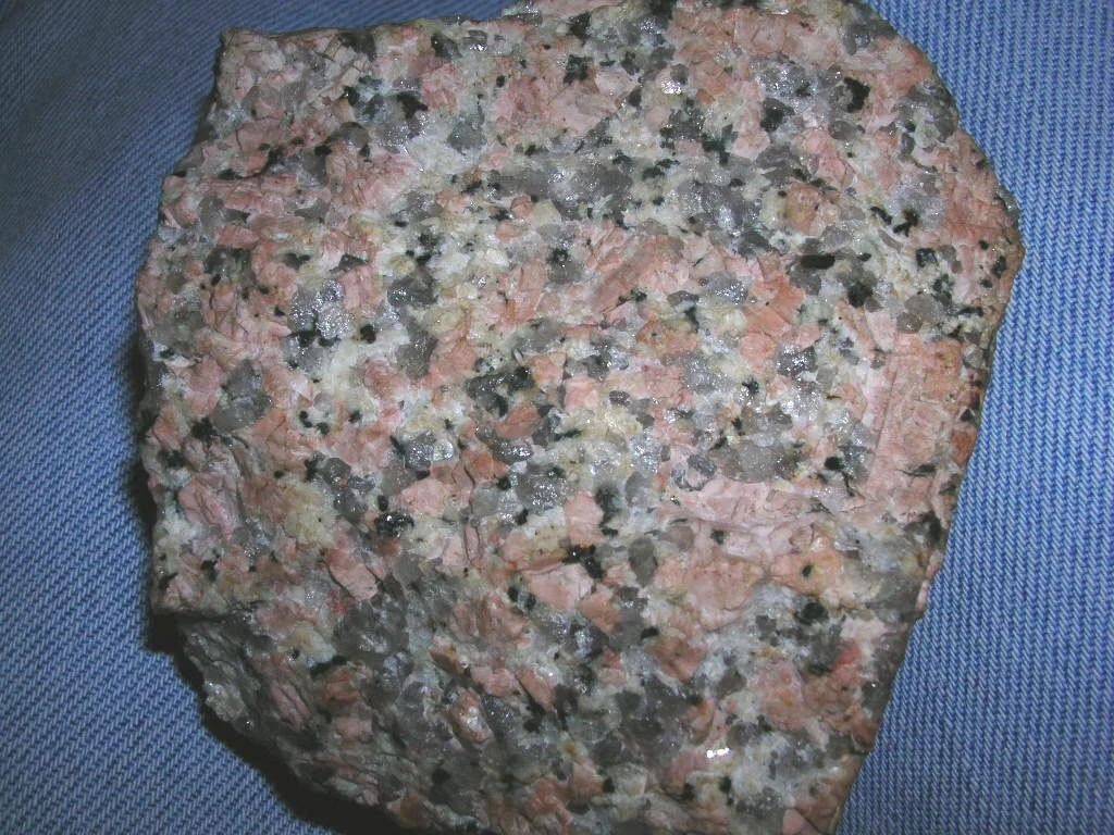 Кварц биотит гранит. Полнокристаллическая структура. Полнокристаллическая структура гранита. Порфировидная структура. Гранит твердость горной породы.