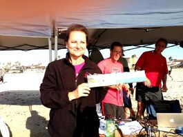 Bethany receiving the Disc Devotion Award at the San Diego Beach Stylers tournament 2013