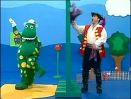 TootToot!307.jpeg (55 KB) Captain Feathersword knocking on Dorothy's door