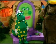 Dorothy,WagsandFloraDoor.jpg (49 KB) Dorothy, Wags and Flora