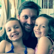 1504543 372356409569571 959125865 n.jpg (100 KB) Cameron and his daughters in 2015