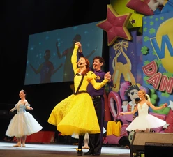 Emma and Lachy ballet dancing