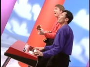 WakeUpJeff!322.jpeg (23 KB) Jeff playing Red Starry Keyboard