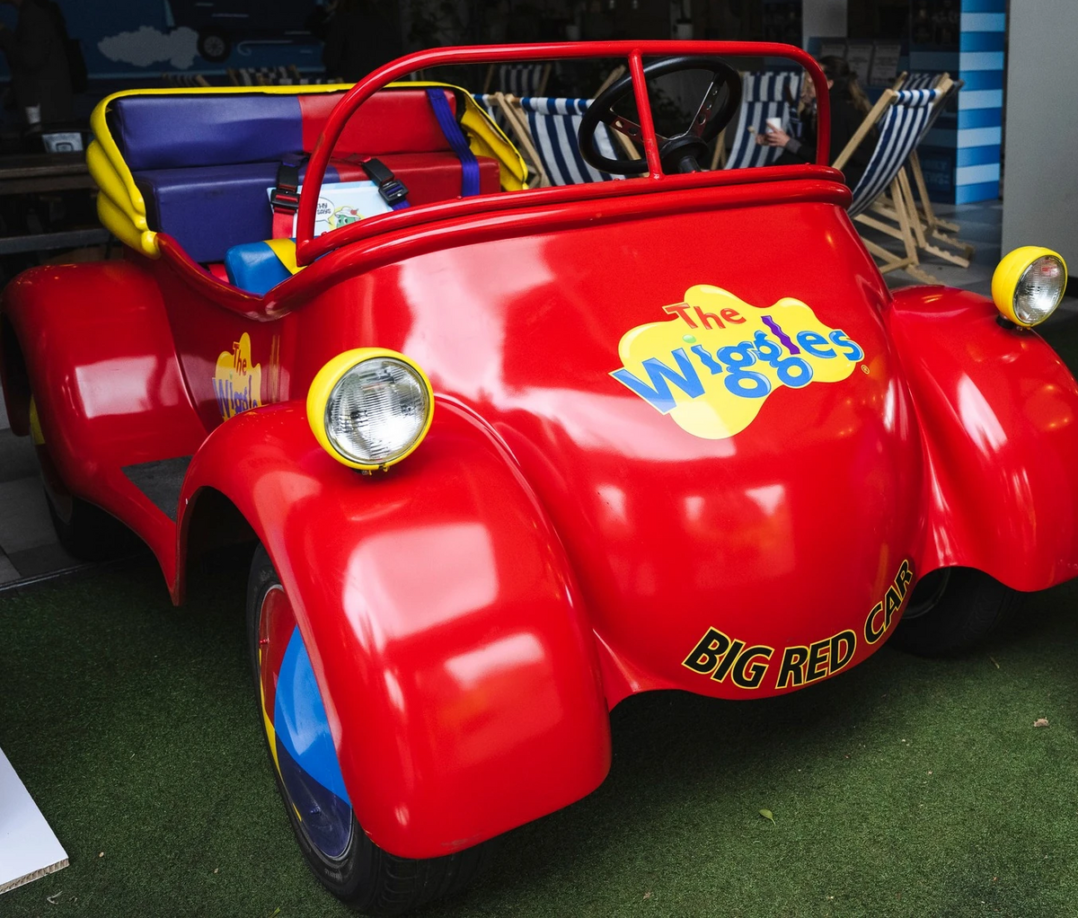 The wiggles ride cheap on car