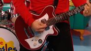 Murray's red Maton electric guitar during Dorothy (¿Te Invito A Bailar?) in Episodio 10
