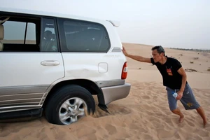 Jeff pushing van in Abu Dhabi
