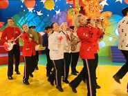 TopoftheTots191.png (792 KB) Caterina playing maracas