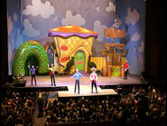 The Wiggles and Captain Feathersword in "Wiggledancing! Live In The U.S.A."