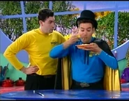 Anthony eating Greg's pasta in "Food"