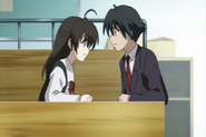 Sekai y Makoto discutiendo en medio de la clase.