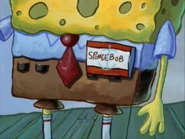 מר קראב מצרף את בובספוג לצוות הסרטן הפריך: הוא שם על מכנסיו של בובספוג תג שם