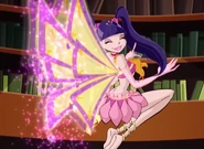 La falda de Musa es rosa en lugar de roja.