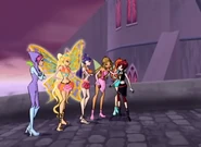 Las pulseras de Mirta se han ido; Aisha no aparece.