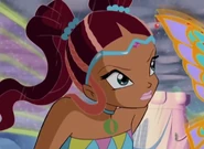 El pelo de Aisha está parcialmente desaparecido.