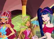 Musa sin la tela en su traje Magic Winx, y Flora con guantes incorrectos