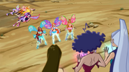 Icy's missing glove. Flora's inner wings are solid pink. Also an instance of Bloom's wings being incorrectly shaped.