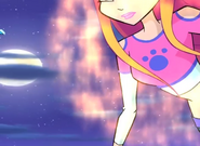 Roxy's incorrect colored sleeves and missing the green color of her shirt on her shoulder.