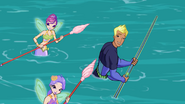 Roy und die Meerjungfrauen bekommen Hilfe von Tressa und den Winx.