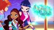 Layla zeigt den Winx ihre Unterwasser lebende Familie.