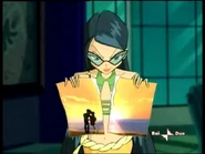 Рвёт фотографию Стеллы и Брендона