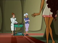 Лейла сбегает на этаж ниже, где сталкивается с Офелией