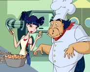 Муза режет картошку