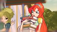 Несёт книги вместе с Блум