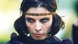 Toruviel, une elfe femme  dans la série