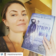 Mädchen Amick sosteniendo el libro.