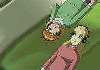 Корнелия и Элкеми лежат на кровати и слушают музыкальный «депрессняк».