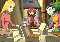 Вилл, Корнелия и Хай Лин раскладывают печенье на столе.
