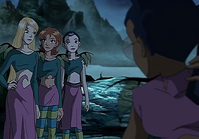 Тарани смотрит на Корнелию, Ирму и Хай Лин после того, как Бланк сообщил ей о срочности у замка Фобоса.