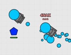 woomy arras.io tanks be like: (and when the red bullets die they will spawn  8 mini drones with auto cannons) : r/Diep2io