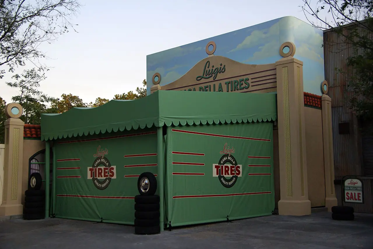 Lightning McQueen  Luigi's Garage, Disney's Hollywood Studi