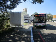 低底盘公车，停靠于竹湖公车亭